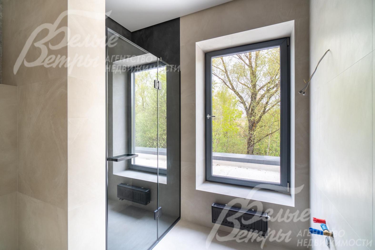 Установлены большие окна, ламинированные с двух сторон, и чёрные дизайнерские радиаторы