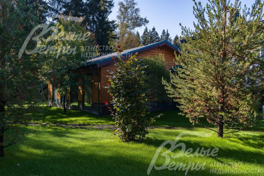 На участке также стоит одноэтажная баня с бассейном и собственной кухней-столовой и спальней