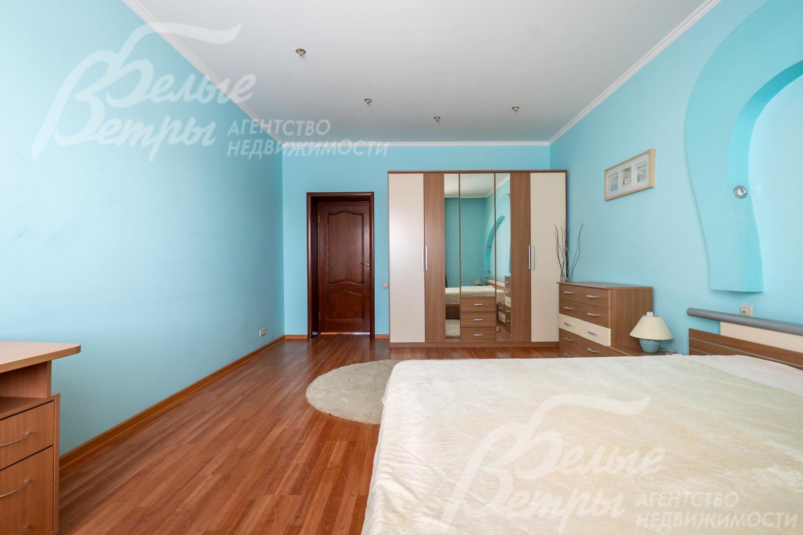 Интерьер этой спальни выполнен в светлых, спокойных тонах и создаёт ощущение лёгкости и уюта