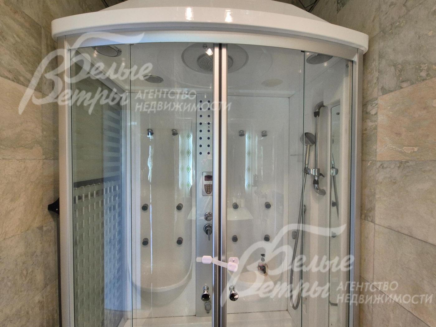 Душевая кабина с вертикальным гидромассажем