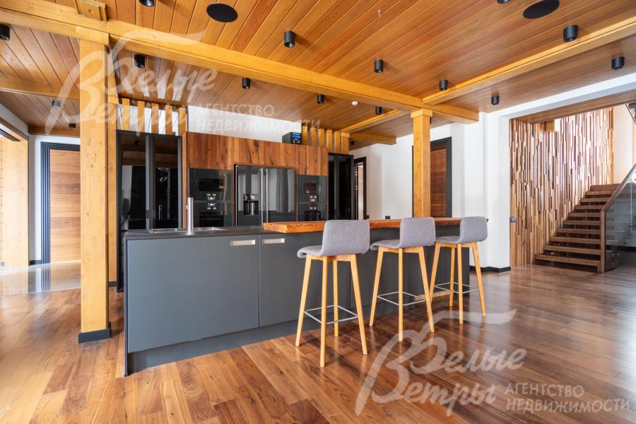 Кухонный гарнитур дополнен функциональным полубарным столом