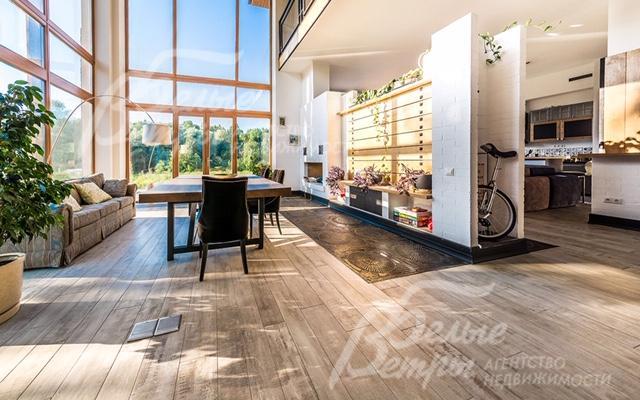 На полу дорогая фактурная доска