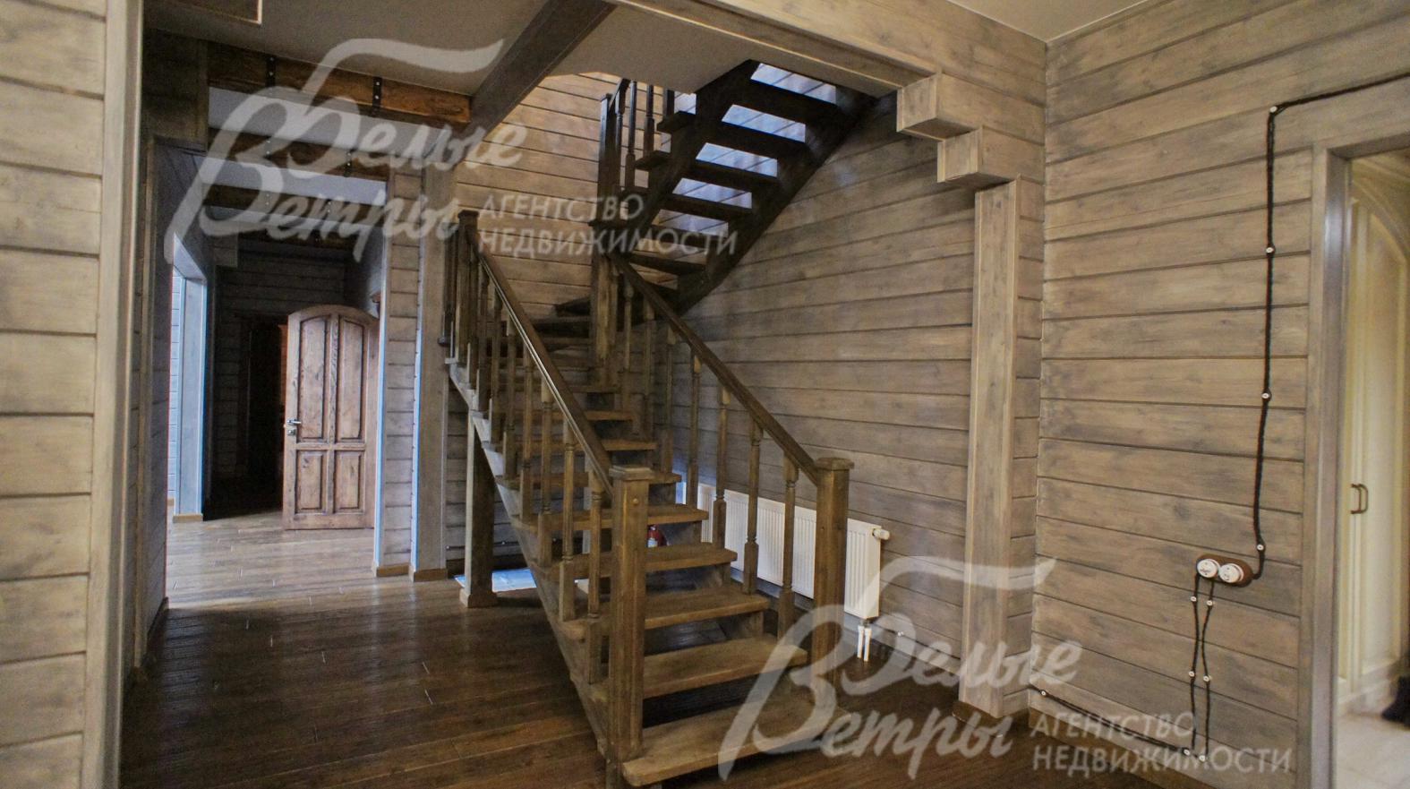 Дубовый лестничный марш