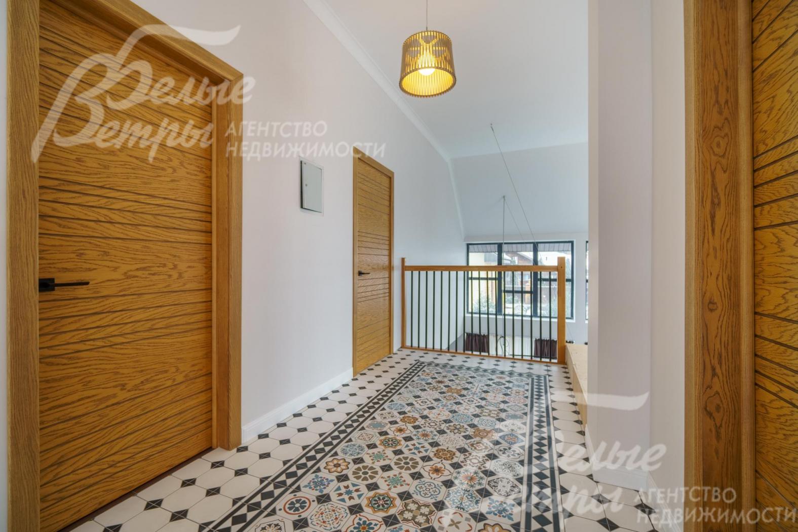 Испанская плитка с ковровым рисунком в холле на 2-м этаже.