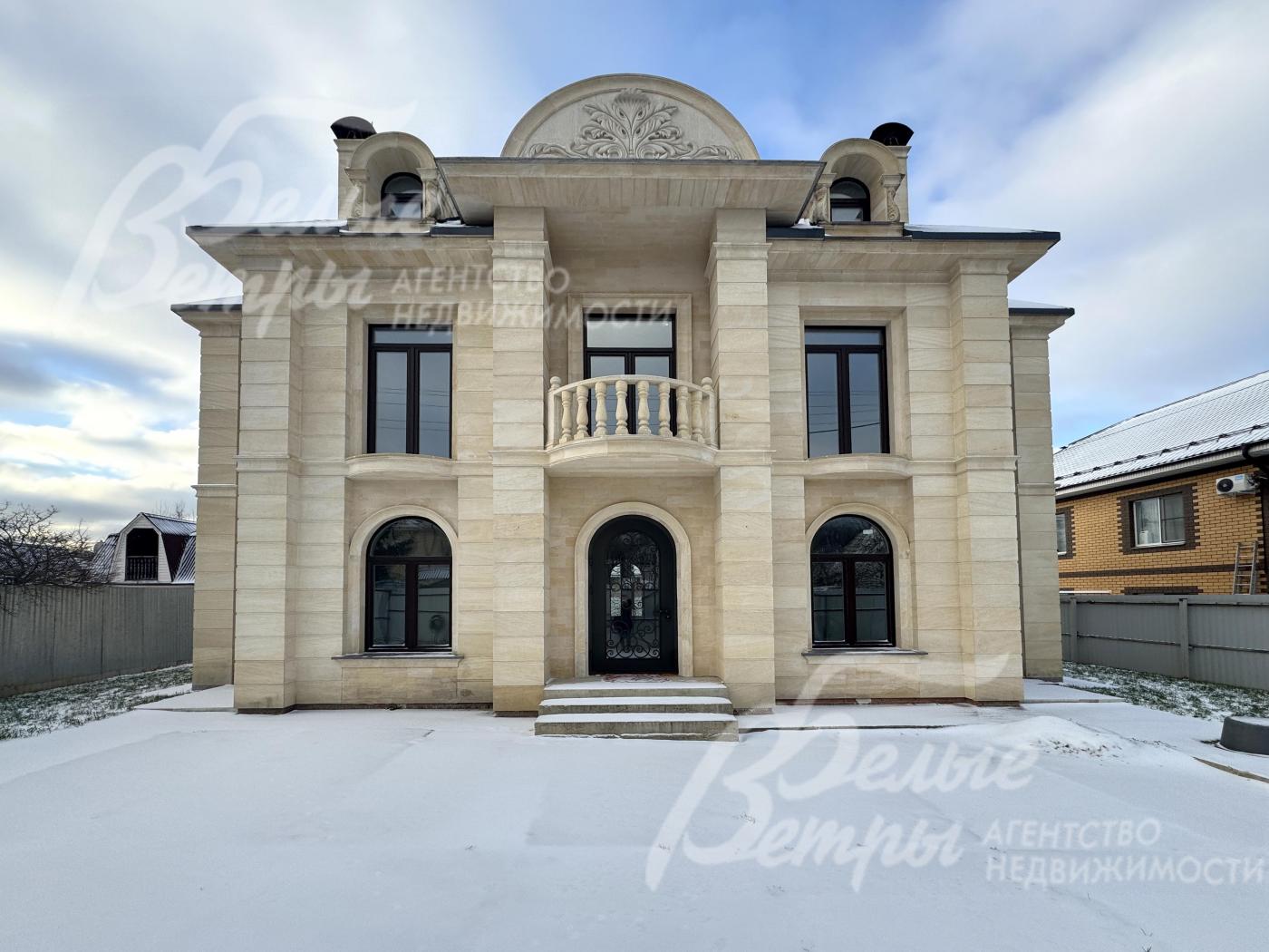 Новый эффектный дом под чистовую отделку, построенный в стиле французской классики по авторскому проекту