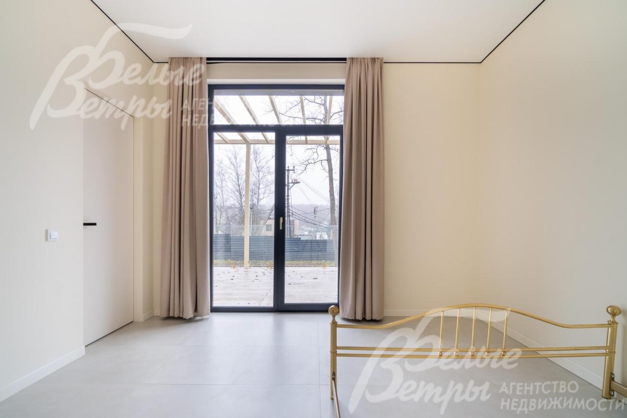 В планировке дома - пять спален, две из них находятся на первом этаже 