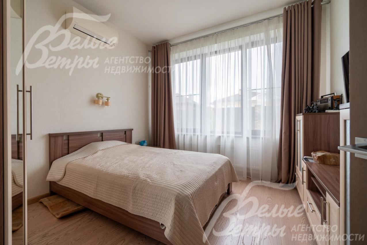 Спальня на первом этаже укомплектована импортным спальным гарнитуром