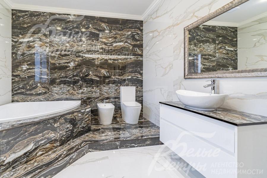 Отделка крупноформатной плиткой под мрамор. 