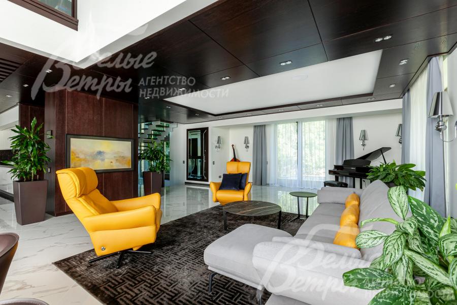 На потолке декоративные деревянные панели