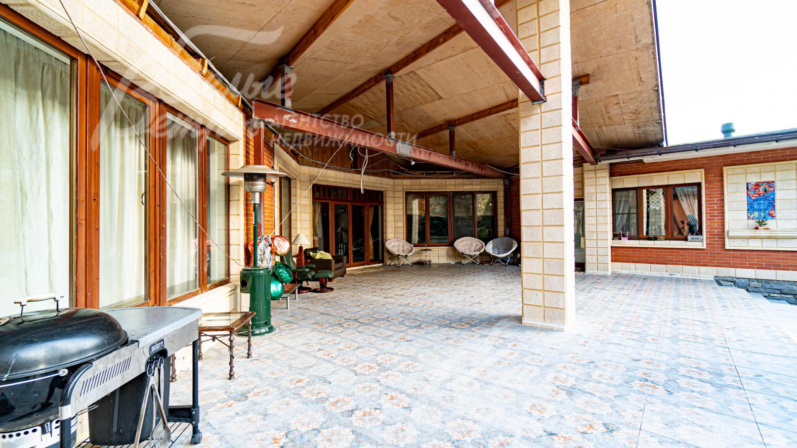 Большая терраса 36 кв.м для отдыха на свежем воздухе