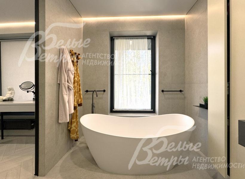 В санузле мастер-спальни – отдельностоящая ванна из литьевого мрамора