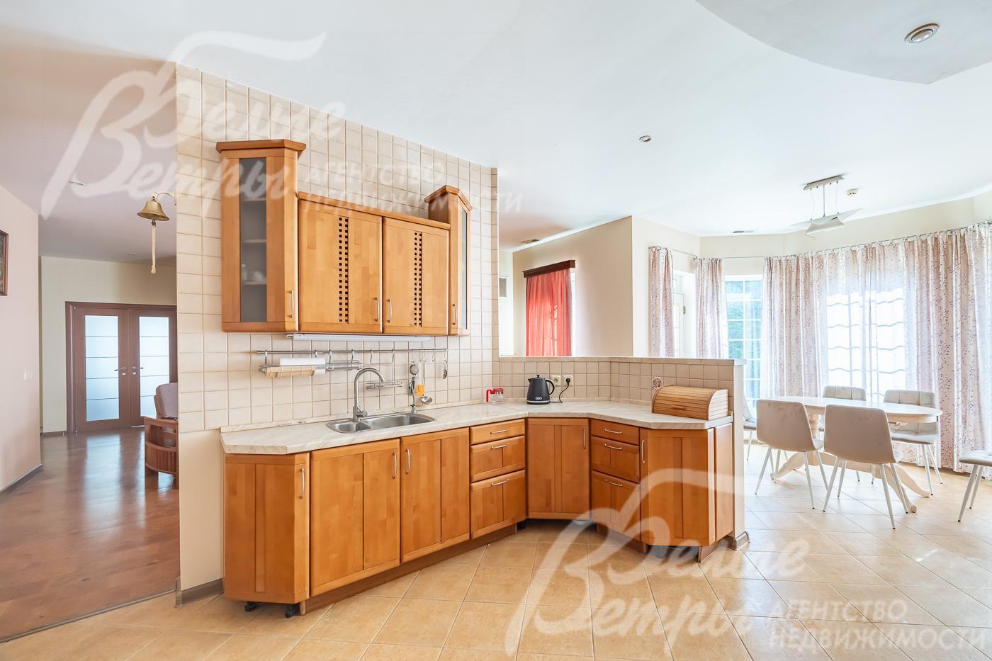 Кухня-столовая и каминный зал объединяются в единое пространство.