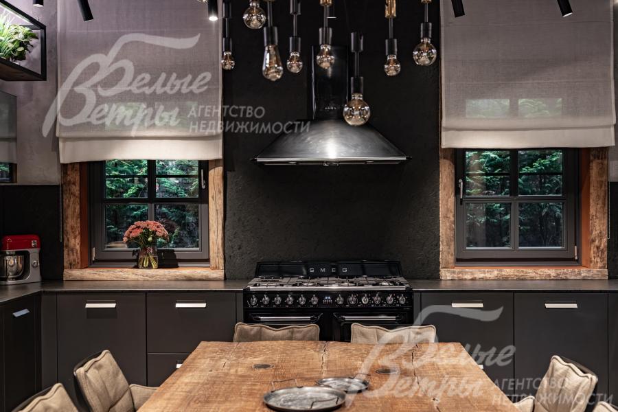 Столешница и фартуки — черный натуральный гранит в отделке «кожа»
