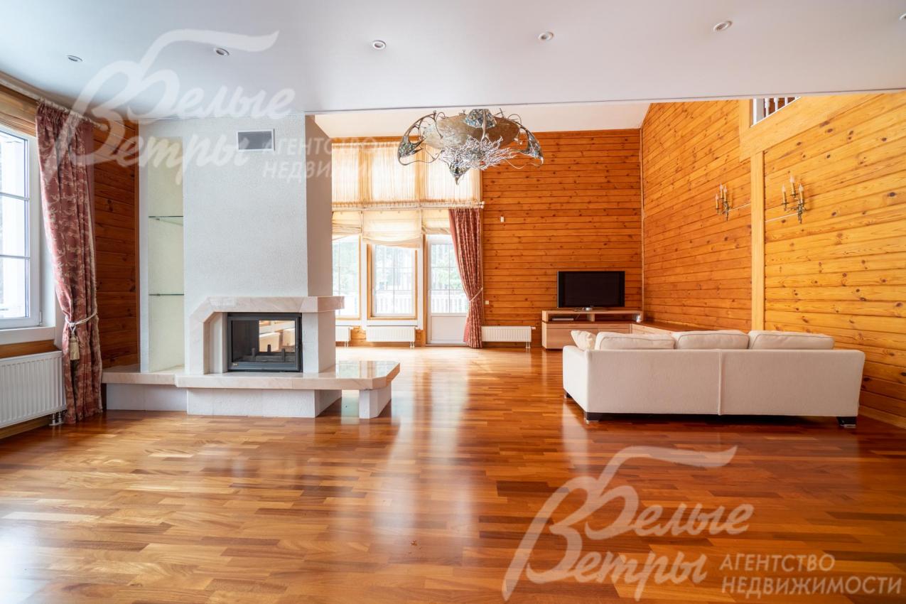 Стены основного дома отделаны вагонкой, окрашены, полы – из массива дуба