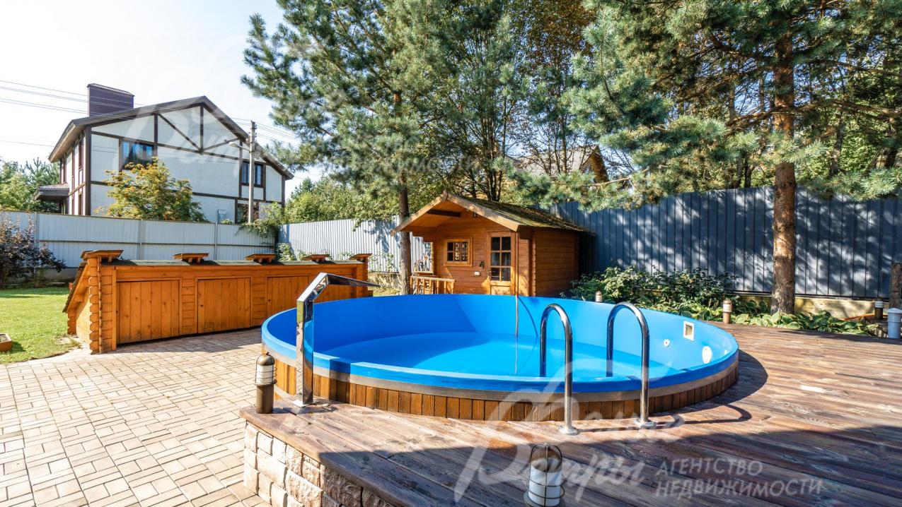 На площадке подиуме размещен бассейн с подогревом