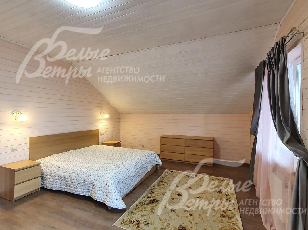 Большая двуспальная кровать