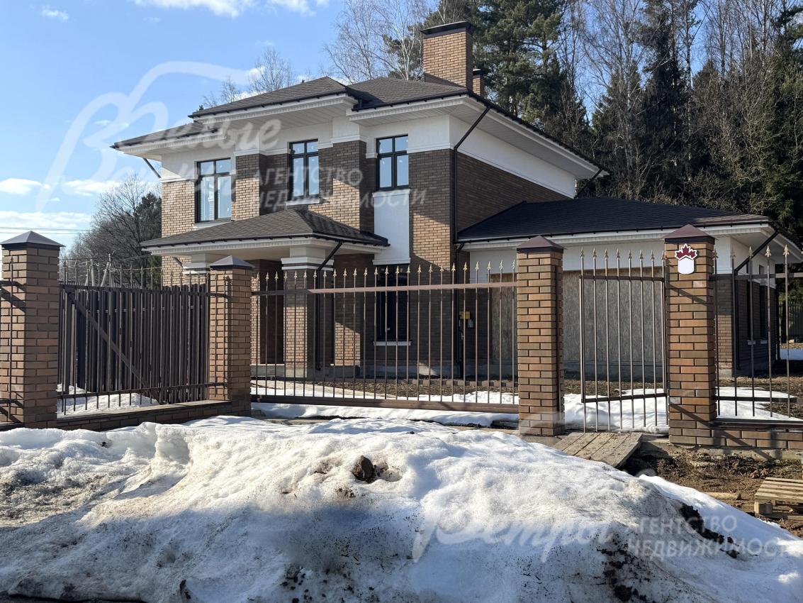 Забор выполнен в стилистике коттеджного посёлка, установлены откатные ворота и калитка