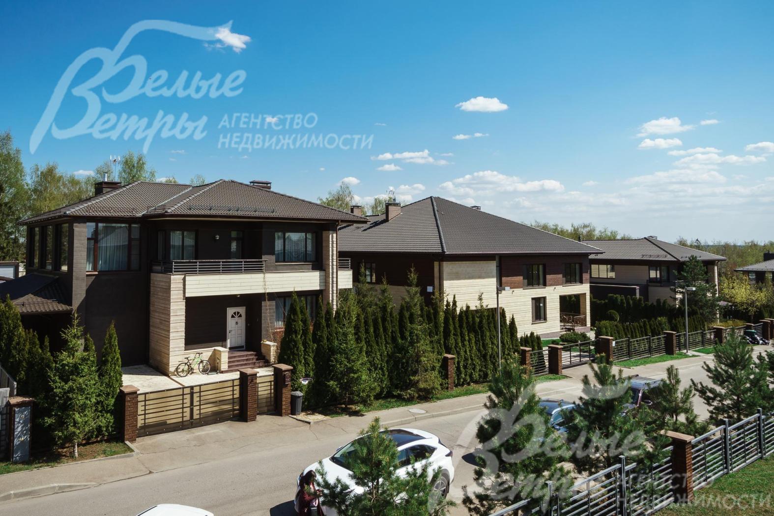 Дома в поселке Крекшино выстроены в едином стиле