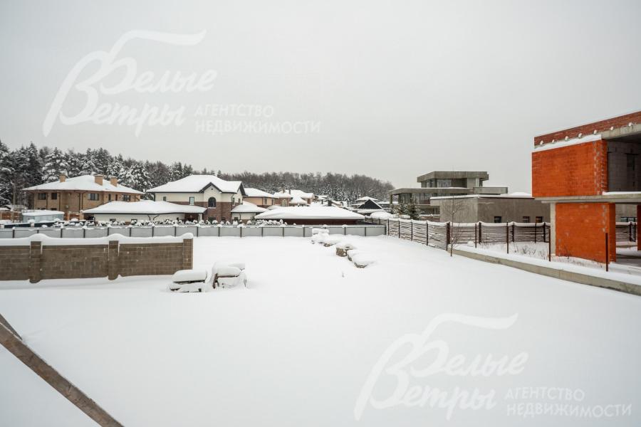 Дом стоит на просторном ровном участке, освобождённом от деревьев