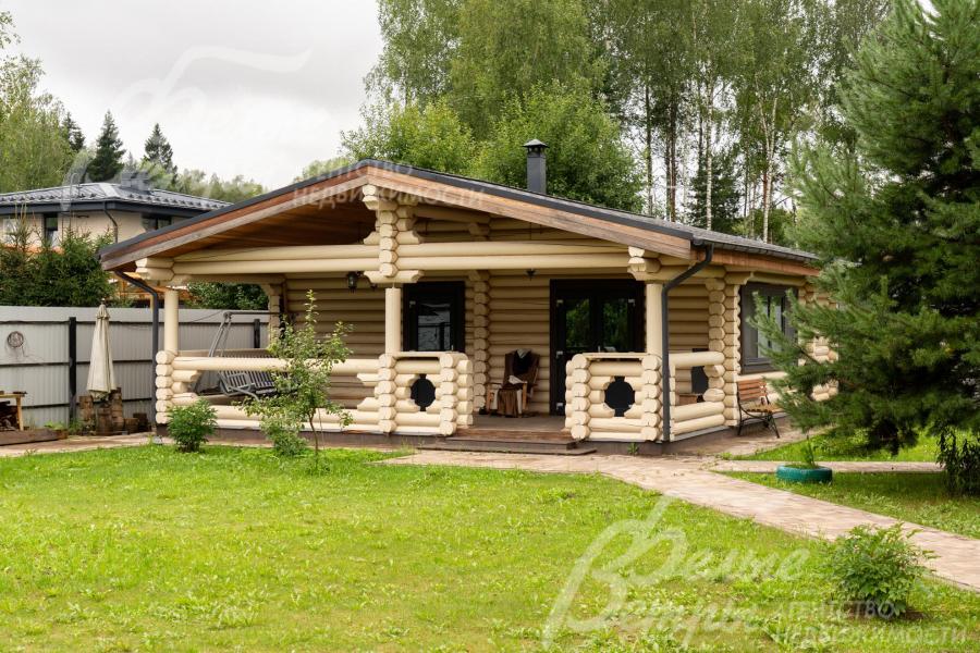 На участке стоит баня 80 кв.м. - сруб из оцилиндрованного бревна 