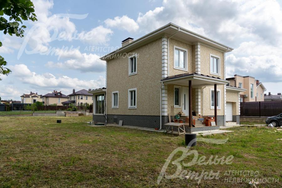 Главный вход в дом через крыльцо