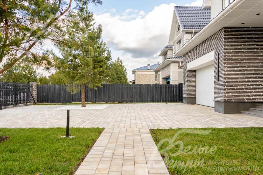 Площадка перед домом