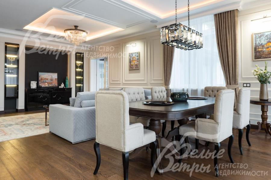 Зона столовой в гостиной