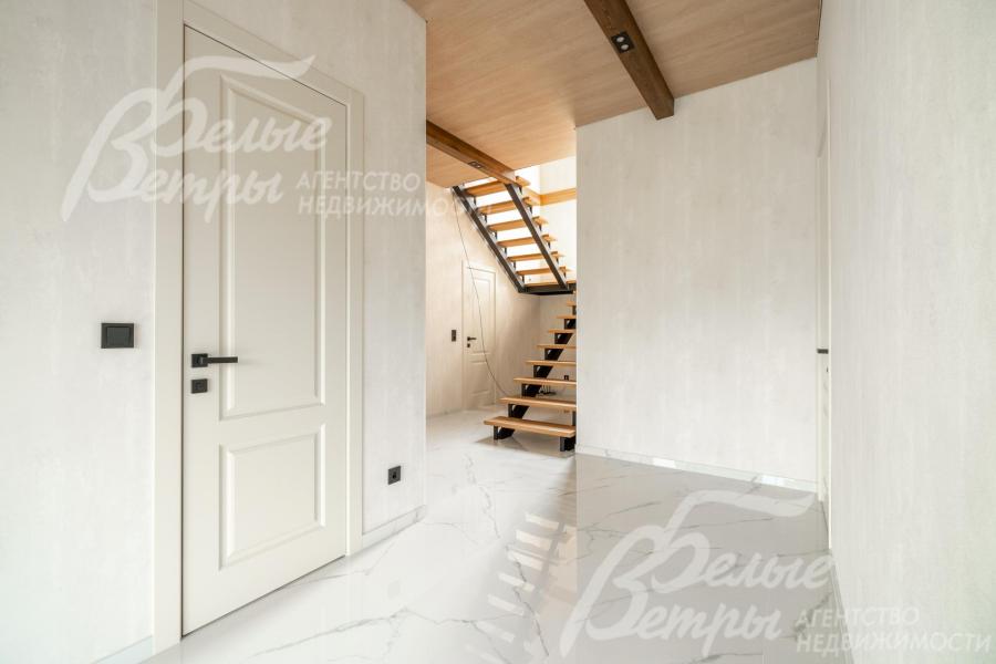 Двери из дерева, окрашены в цвет слоновой кости, с чёрной фурнитурой и скрытыми петлями