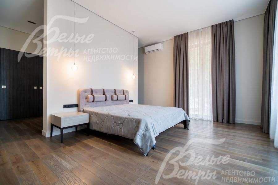 Мастер-спальня с большими окнами 44 кв.м