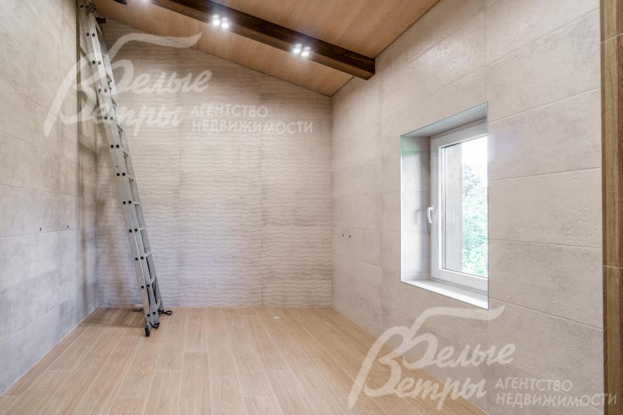 Санузел мастер-спальни 10 кв.м с окном