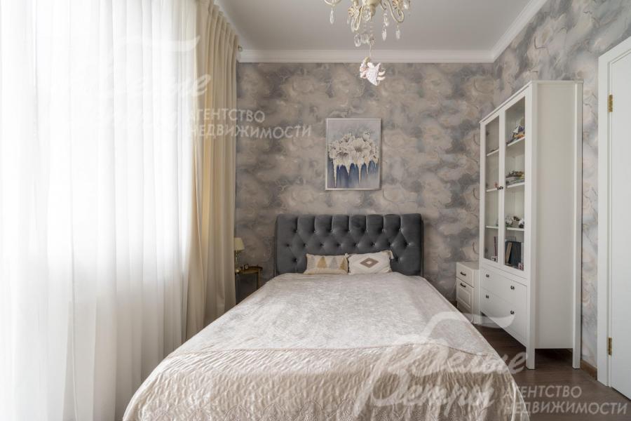 Во всех жилых комнатах мебель, люстры, шторы.