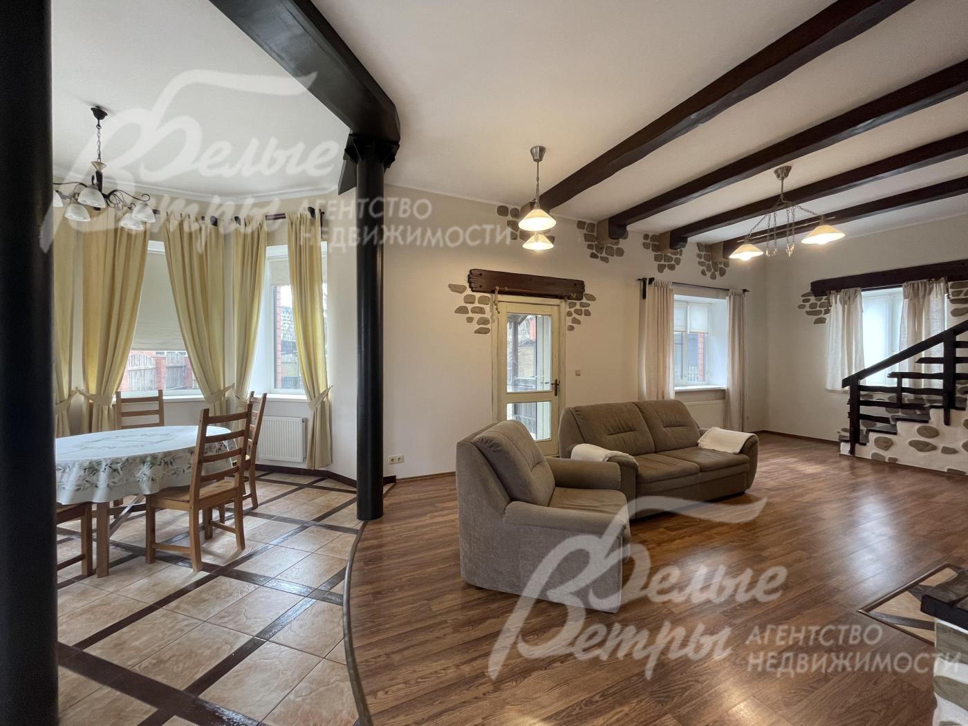 Зона столовой с эркером, из гостиной выход на участок