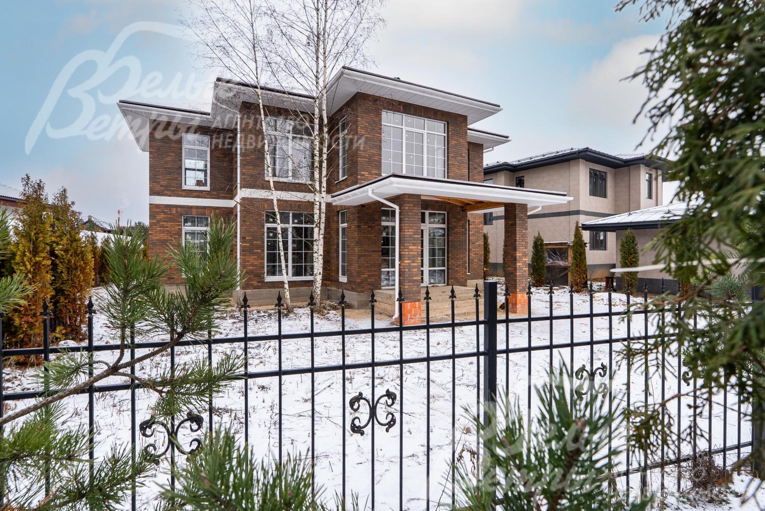 Участок огорожен кованым забором на монолитном основании выстой 2 м