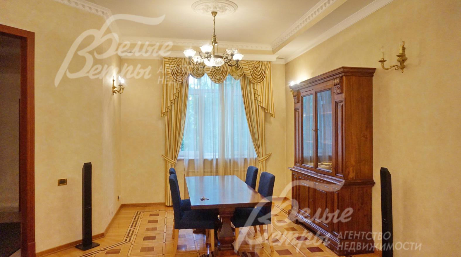 Зона столовой в гостиной