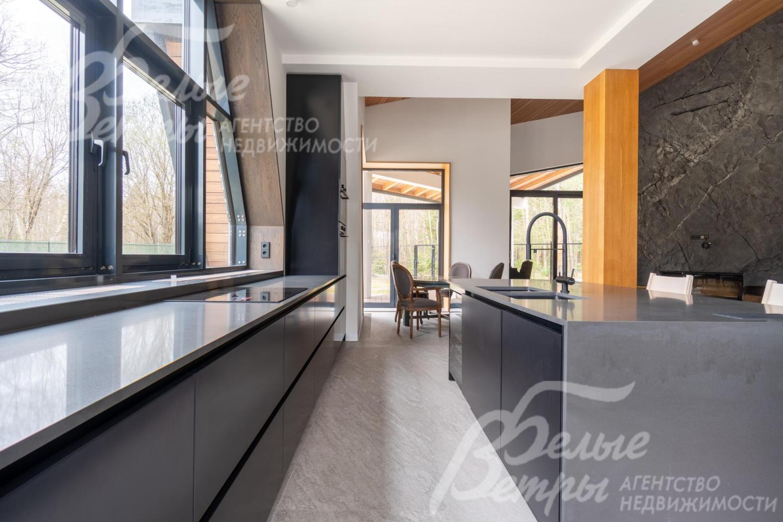 На кухне установлены премиальный гарнитур с островом и вся необходимая встроенная техника