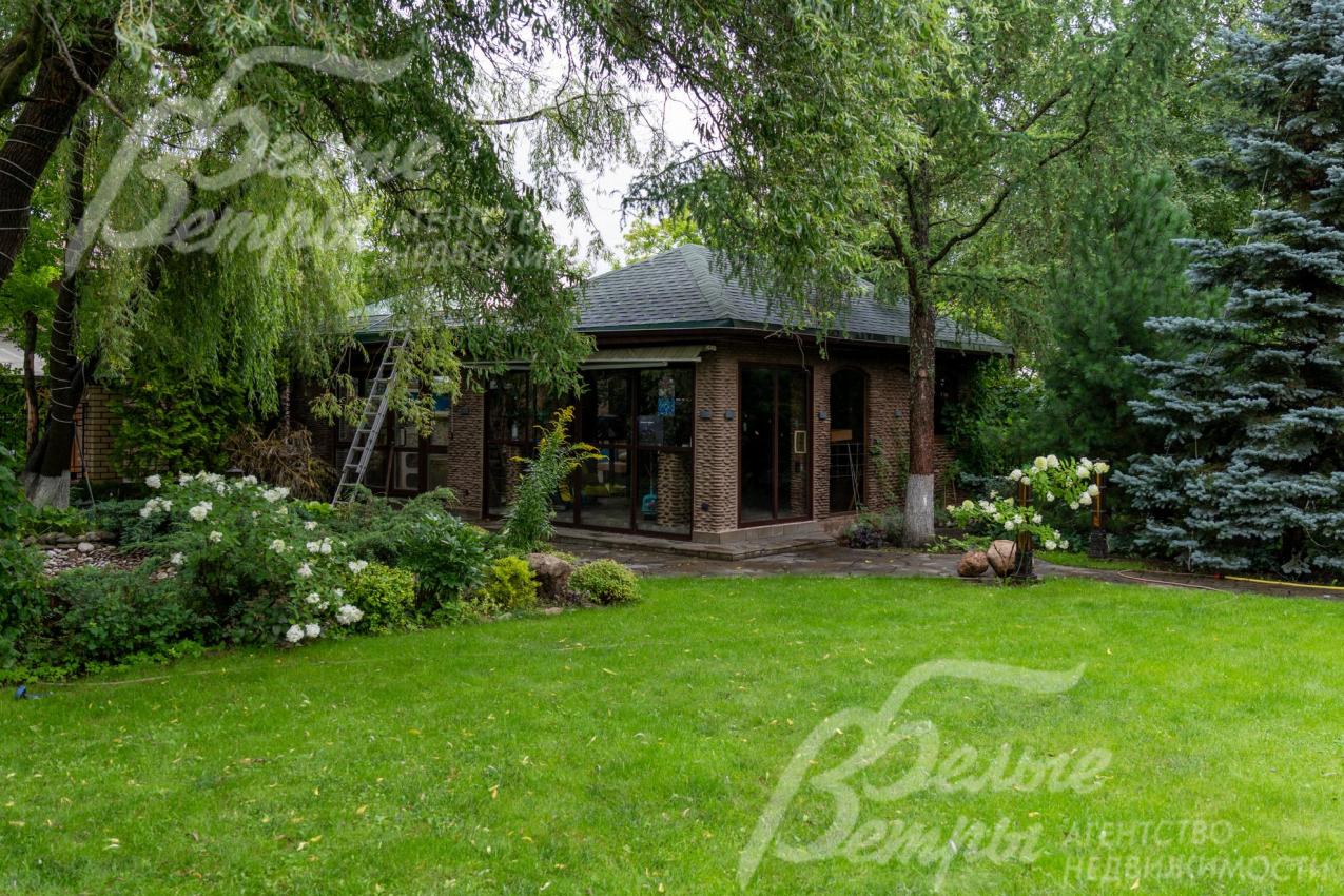 Беседка находится в тени деревьев