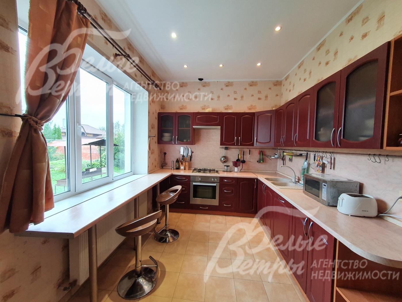 Кухня с большим окном