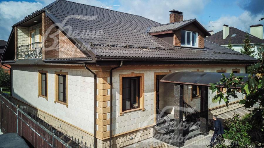 Цоколь и крыльцо отделаны гранитом