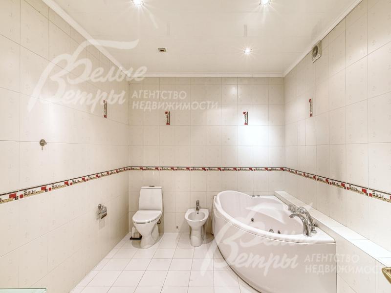 Санузел на втором этаже с угловой ванной