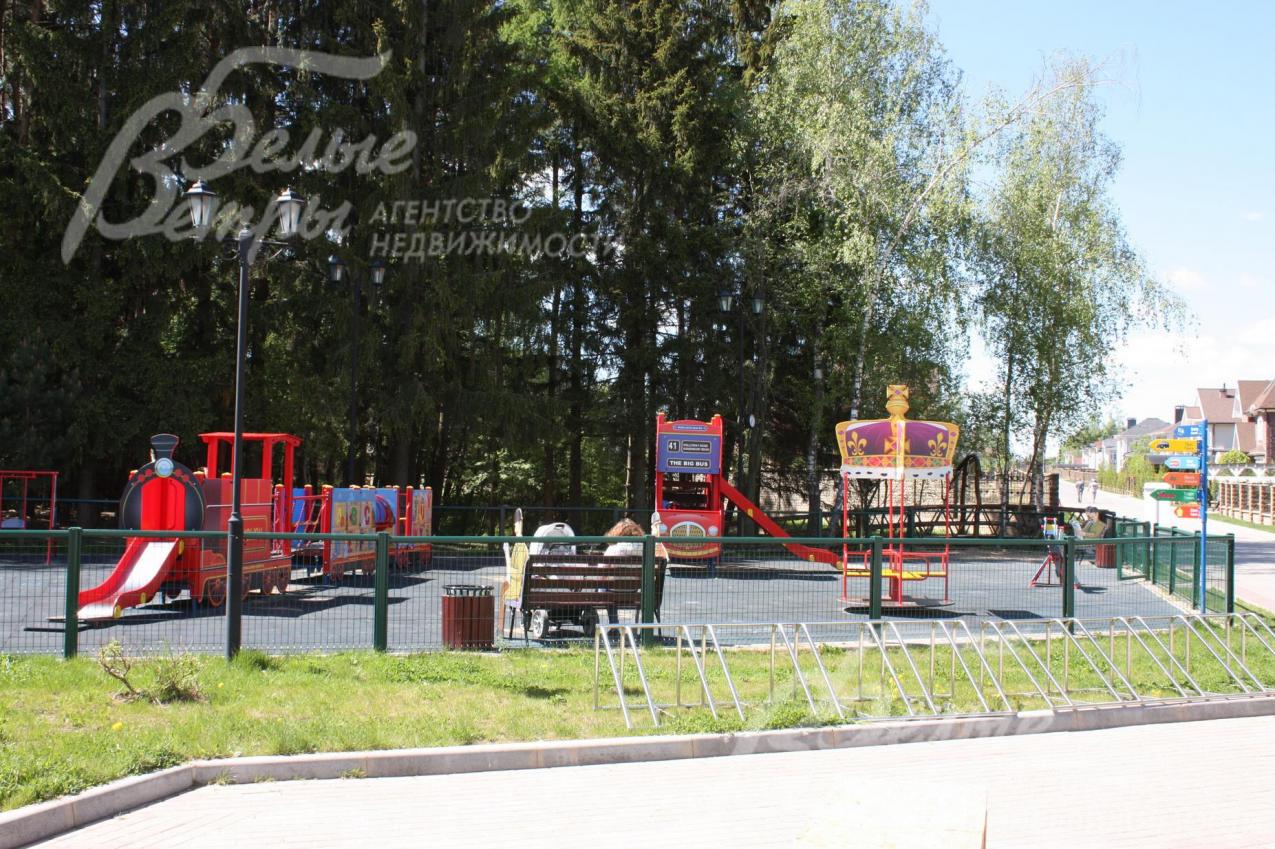 Детская площадка в поселке Гайд Парк