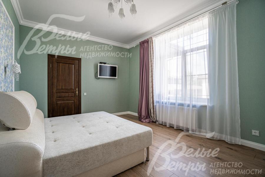 На стенах поклеены обои дорогих премиальных марок