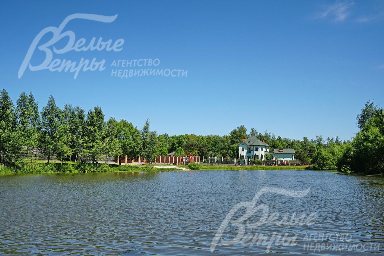 Природное озеро с обустроенными набережными в поселке