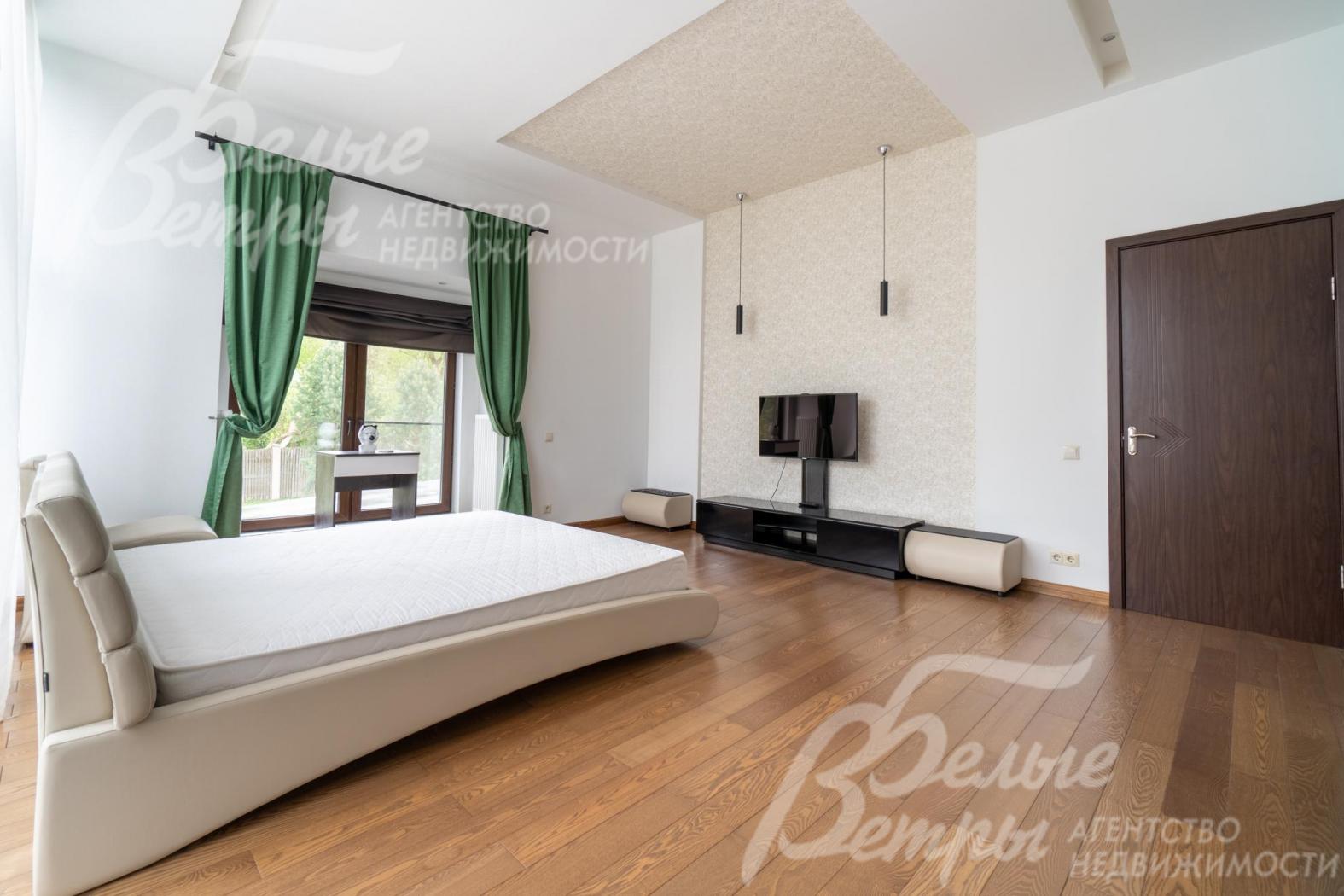 Мастер-спальня с большим окном в светлых тонах в стиле минимализма