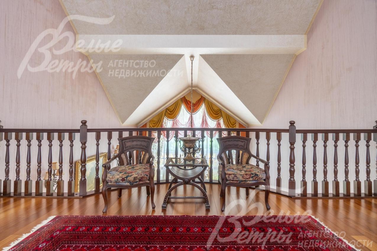 Холл второго этажа с дубовой балюстрадой и зоной отдыха