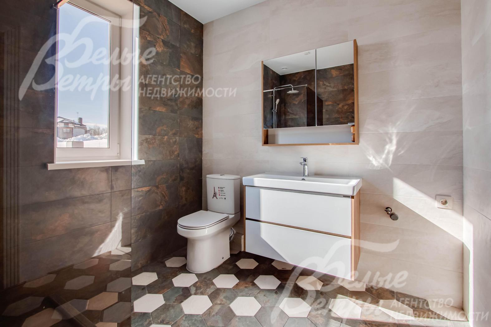 Санузел с душем на первом этаже