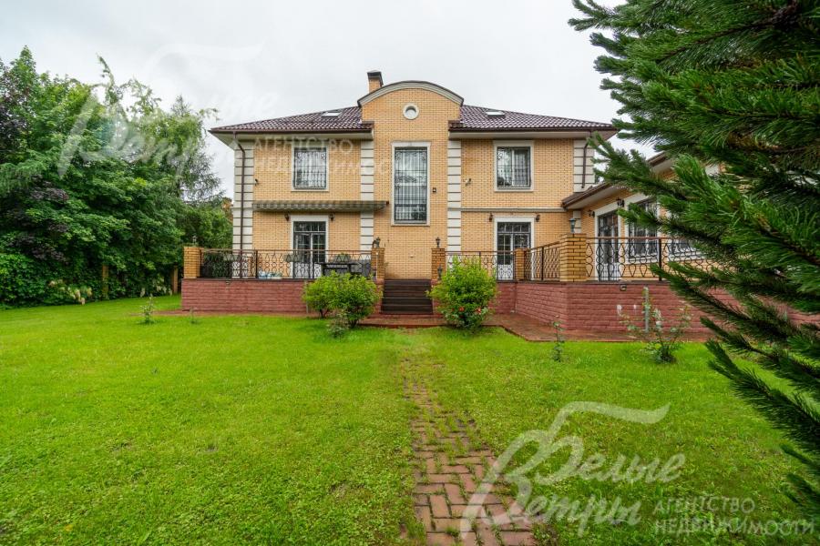 Участок граничит с лесом, рядом - ручей и река