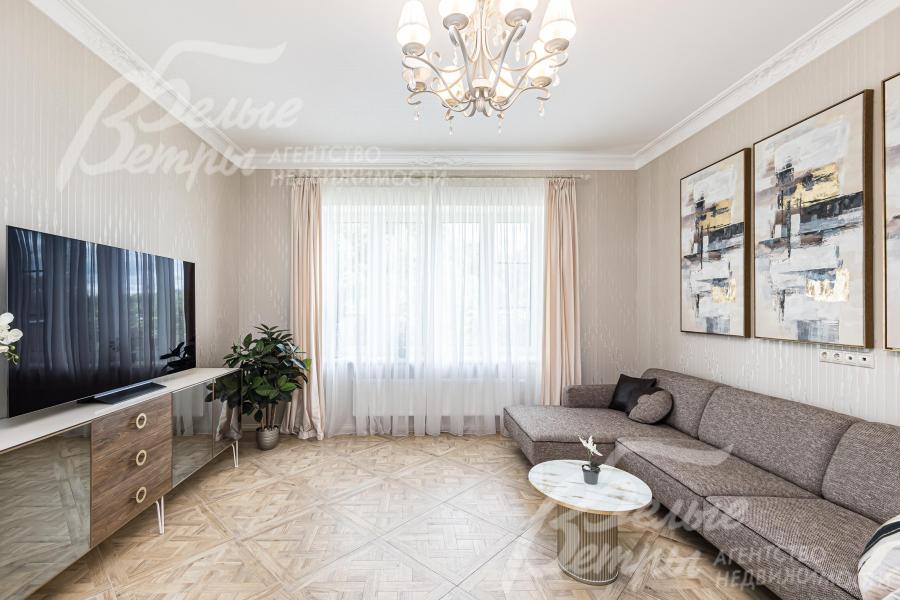 Удобный диван в гостиной.