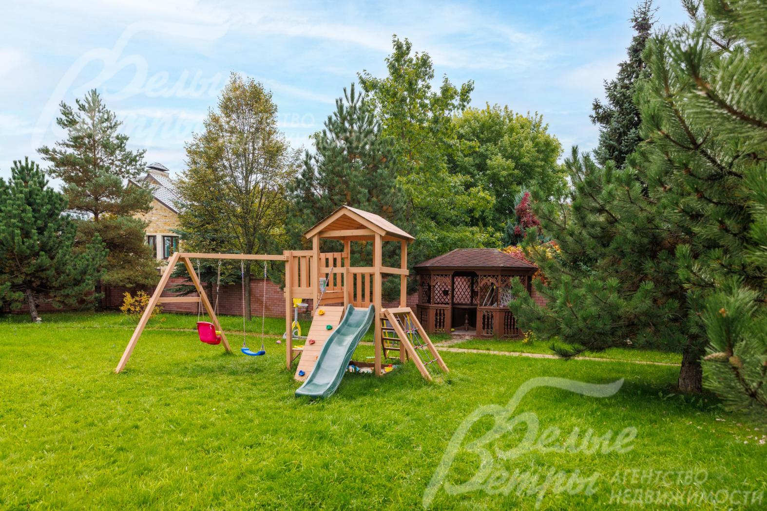 Детская оборудованная площадка на участке