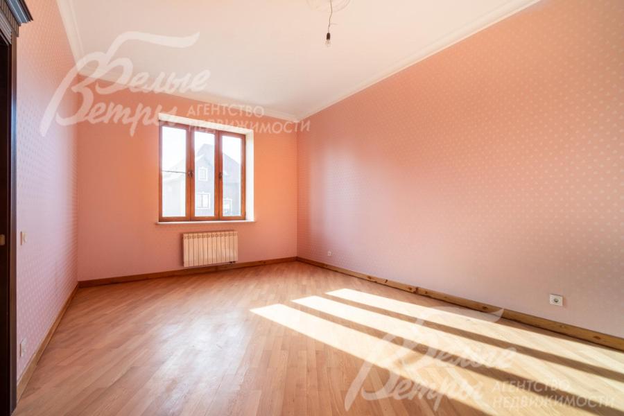 На втором этаже - 3 жилых комнаты, в том числе мастер-спальня  с санузлом и возможностью сделать гардеробную