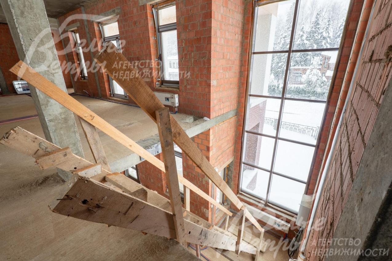 Зона лестничного марша. В планировке - пять спален, одна из них - на первом этаже 